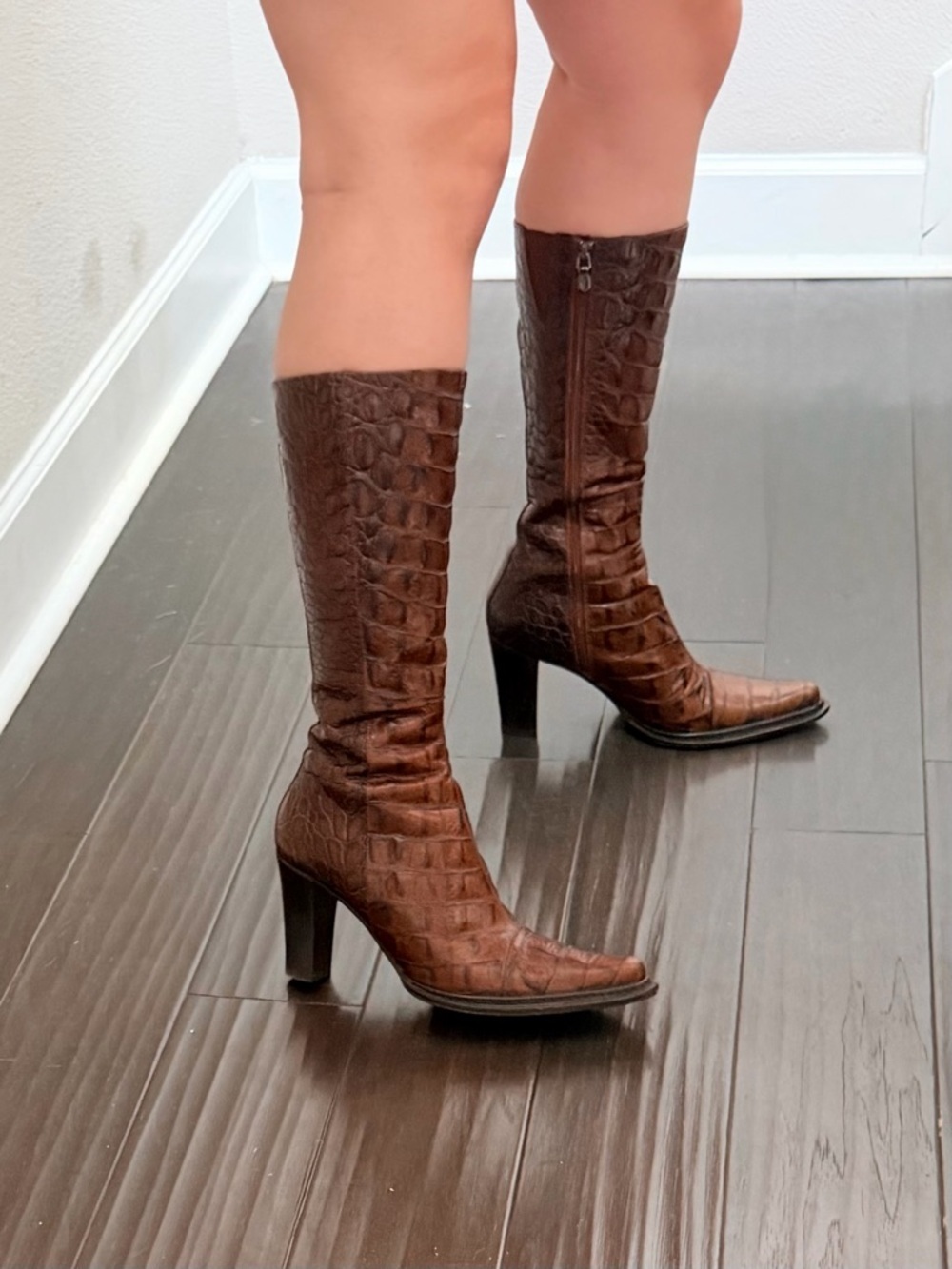 🐊 ICONIC Donald Pliner Croc Embossed Leather Pointy Toe CNTY Heeled Boot 8.5 🐊